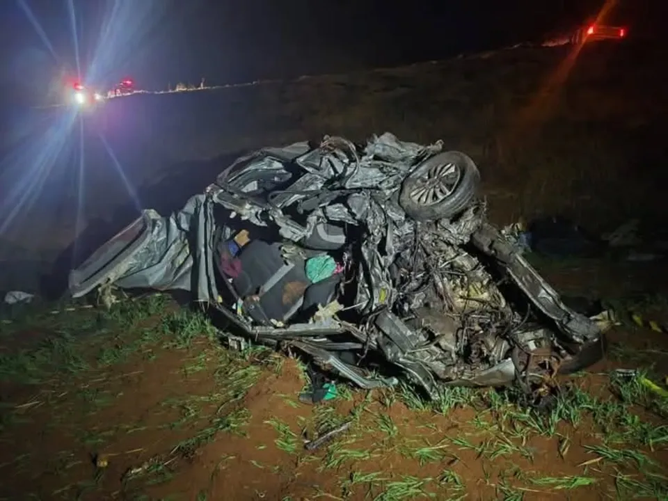 Duas crianças e três adultos da mesma família morrem em acidente no PR Foto 2 Fotos de Duas crianças e três adultos da mesma família morrem em acidente no PR