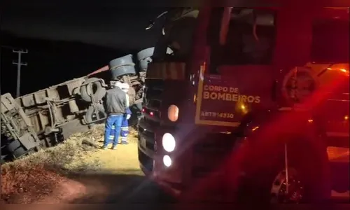 Fotos de Duas crianças e três adultos da mesma família morrem em acidente no PR