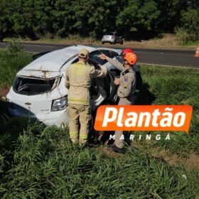 Família a caminho de casamento capota carro após colisão com caminhão em Maringá Foto 2 Fotos de Família a caminho de casamento capota carro após colisão com caminhão em Maringá
