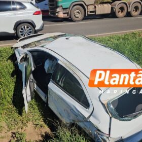 Família a caminho de casamento capota carro após colisão com caminhão em Maringá Foto 1 Fotos de Família a caminho de casamento capota carro após colisão com caminhão em Maringá