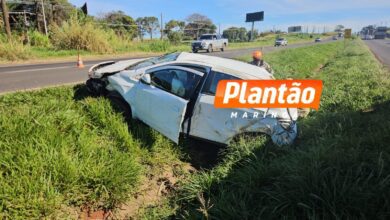 Fotos de Família a caminho de casamento capota carro após colisão com caminhão em Maringá