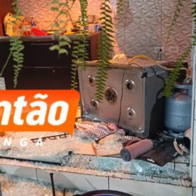 Homem joga carro contra casa após esposa recusar relação sexual em Sarandi Foto 2 Fotos de Homem joga carro contra casa após esposa recusar relação sexual em Sarandi