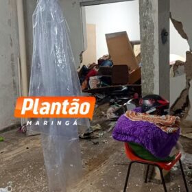 Homem joga carro contra casa após esposa recusar relação sexual em Sarandi Foto 3 Fotos de Homem joga carro contra casa após esposa recusar relação sexual em Sarandi