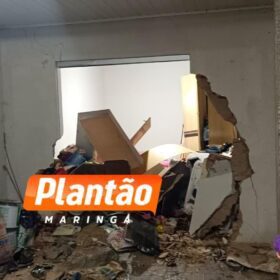 Homem joga carro contra casa após esposa recusar relação sexual em Sarandi Foto 4 Fotos de Homem joga carro contra casa após esposa recusar relação sexual em Sarandi