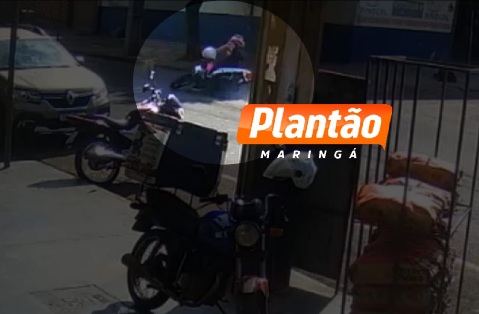 Fotos de Motociclista cai após se assustar com cachorro, em Sarandi; vídeo