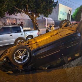 Fotos de Mulher capota carro após bater em caminhonete estacionada em Maringá