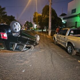 Fotos de Mulher capota carro após bater em caminhonete estacionada em Maringá