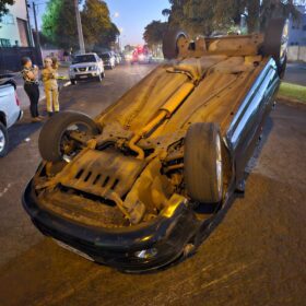 Fotos de Mulher capota carro após bater em caminhonete estacionada em Maringá