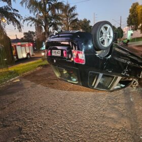 Fotos de Mulher capota carro após bater em caminhonete estacionada em Maringá