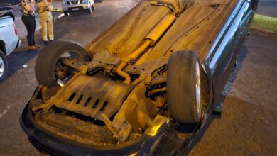 Fotos de Mulher capota carro após bater em caminhonete estacionada em Maringá