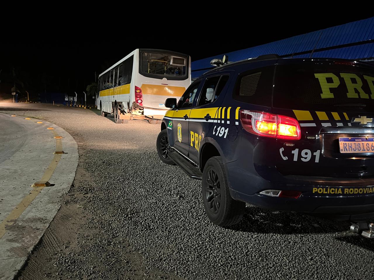 Fotos de Ônibus com 20 trabalhadores de indústria sofre acidente na BR-376