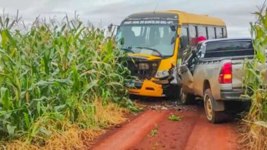 Fotos de Ônibus escolar com 25 alunos se envolve em acidente no interior do Paraná; vídeo