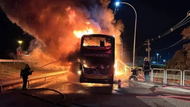 Fotos de Ônibus que saiu de Paraná para Santa Catarina com 45 passageiros é destruído pelo fogo