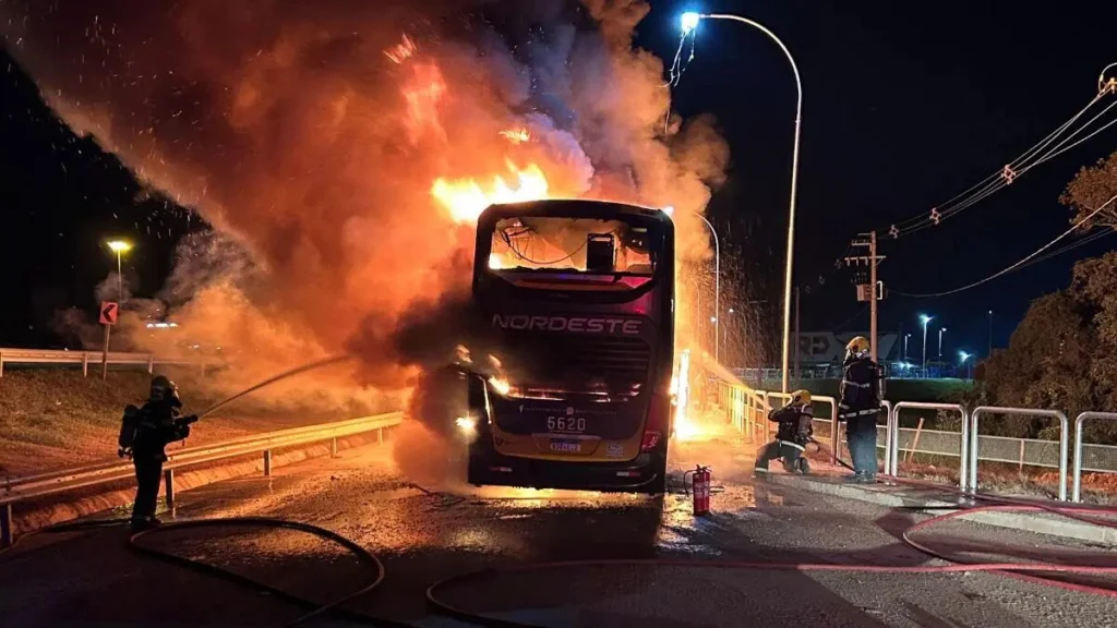 Ônibus que saiu de Paraná para Santa Catarina com 45 passageiros é destruído pelo fogo Foto 1 Fotos de Ônibus que saiu de Paraná para Santa Catarina com 45 passageiros é destruído pelo fogo