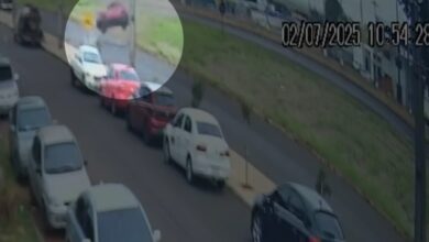 Fotos de Câmera registra capotamento de veículo na BR-323