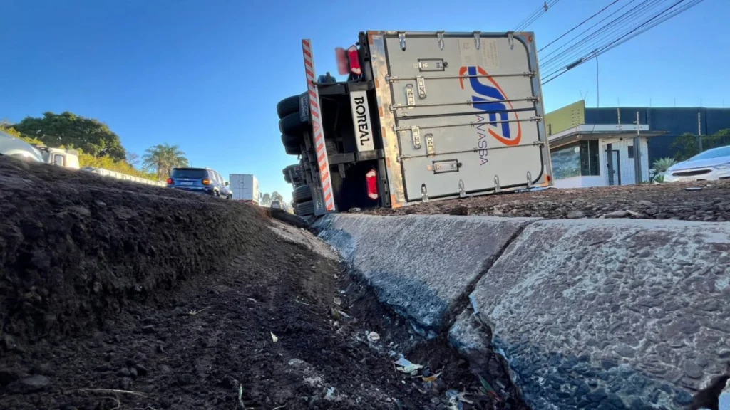 Secretário de Infraestrutura diz que canaleta no Contorno Sul em Maringá não pode ser fechada; entenda Foto 1 Foto: Nininho | Pinga Fogo