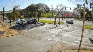 Fotos de Vídeo: Motociclista é atingida por carro em cruzamento da Avenida Colombo, em Maringá