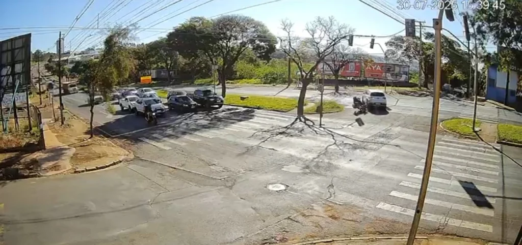 Vídeo: Motociclista é atingida por carro em cruzamento da Avenida Colombo, em Maringá Foto 1 Fotos de Vídeo: Motociclista é atingida por carro em cruzamento da Avenida Colombo, em Maringá