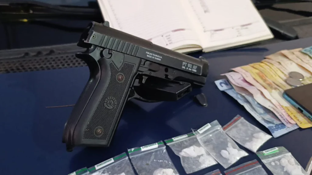 Adolescente é apreendido com drogas e motocicleta furtada em Sarandi Foto 2 Fotos de Adolescente é apreendido com drogas e motocicleta furtada em Sarandi