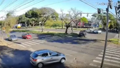 Fotos de Câmera registra motorista furando sinal vermelho, provocando acidente e fugindo sem prestar socorro em Maringá; assista