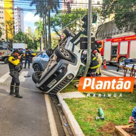 Fotos de Câmera de segurança flagra acidente com capotamento em Maringá