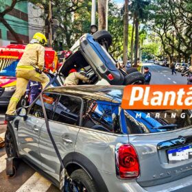 Fotos de Câmera de segurança flagra acidente com capotamento em Maringá