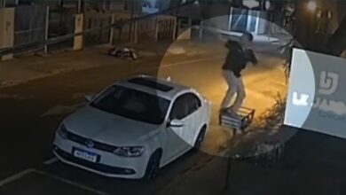 Fotos de Câmera flagra homem com Jetta caindo ao tentar cortar cabos de telefonia na Zona 7 em Maringá; assista