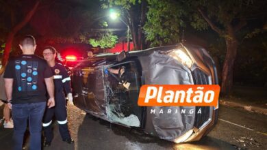 Fotos de Carro capota após colisão e atinge veículo estacionado em Maringá