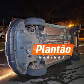 Carro capota após colisão e atinge veículo estacionado em Maringá Foto 1 Fotos de Carro capota após colisão e atinge veículo estacionado em Maringá