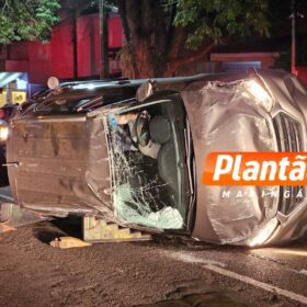 Carro capota após colisão e atinge veículo estacionado em Maringá Foto 4 Fotos de Carro capota após colisão e atinge veículo estacionado em Maringá