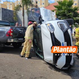 Fotos de Carro capota após condutor invadir preferencial em Maringá