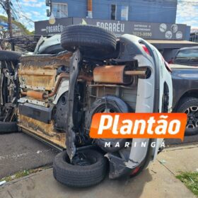 Fotos de Carro capota após condutor invadir preferencial em Maringá