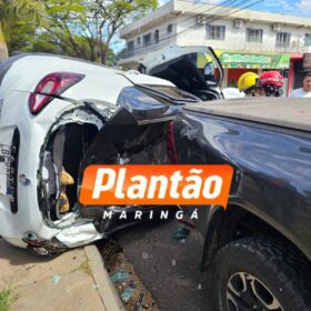 Fotos de Carro capota após condutor invadir preferencial em Maringá