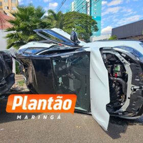 Fotos de Carro capota após condutor invadir preferencial em Maringá