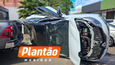 Fotos de Carro capota após condutor invadir preferencial em Maringá