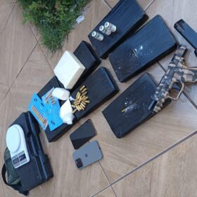 Casal é preso com 8 kg de cocaína avaliada em meio milhão e pistola 9 mm em operação, em Maringá Foto 2 Fotos de Casal é preso com 8 kg de cocaína avaliada em meio milhão e pistola 9 mm em operação, em Maringá