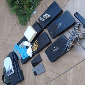 Casal é preso com 8 kg de cocaína avaliada em meio milhão e pistola 9 mm em operação, em Maringá Foto 3 Fotos de Casal é preso com 8 kg de cocaína avaliada em meio milhão e pistola 9 mm em operação, em Maringá