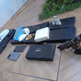 Casal é preso com 8 kg de cocaína avaliada em meio milhão e pistola 9 mm em operação, em Maringá Foto 1 Fotos de Casal é preso com 8 kg de cocaína avaliada em meio milhão e pistola 9 mm em operação, em Maringá