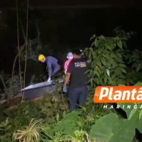 Fotos de Corpo com perfurações de faca é encontrado enrolado em um saco plástico as margens de um rio na região