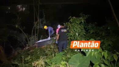 Fotos de Corpo com perfurações de faca é encontrado enrolado em um saco plástico as margens de um rio na região