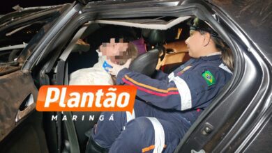 Fotos de Dois jovens ficam feridos em capotamento no Contorno Sul, em Maringá