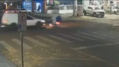 Fotos de Duas pessoas ficam gravemente feridas em acidente entre moto e picape na região de Maringá; vídeo