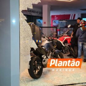 Fotos de Motoboy invade loja após colisão com carro no centro de Sarandi