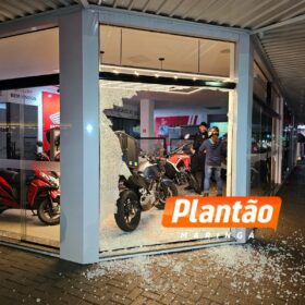 Fotos de Motoboy invade loja após colisão com carro no centro de Sarandi