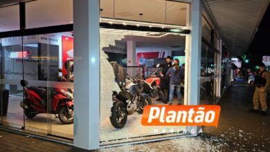 Fotos de Motoboy invade loja após colisão com carro no centro de Sarandi