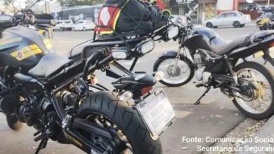 Fotos de Motocicleta com 335 multas e mais de R$ 110 mil em débitos é apreendida