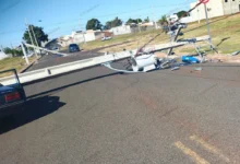 Fotos de Motorista perde o controle, derruba postes e abandona veículo em Maringá