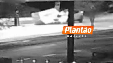 Fotos de Veículo bate em caçamba na Avenida Nildo Ribeiro, em Maringá; veja o vídeo