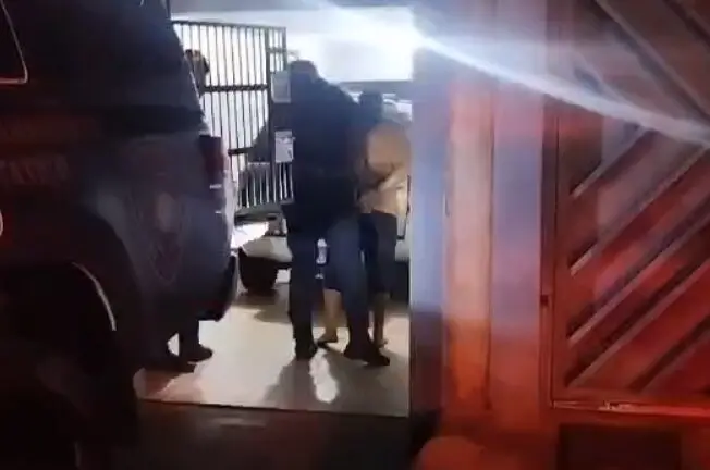 Vídeo: Depois de agredir esposa e tentar sequestrar a filha, homem é preso pela Guarda Civil em Maringá Foto 1 Fotos de Vídeo: Depois de agredir esposa e tentar sequestrar a filha, homem é preso pela Guarda Civil em Maringá