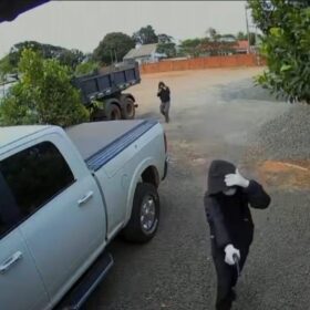 Tentativa de Latrocínio: Homem é preso e adolescente identificado por assalto a comércio Foto 2 Fotos de Tentativa de Latrocínio: Homem é preso e adolescente identificado por assalto a comércio